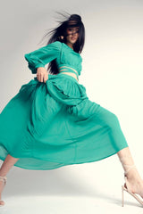 Robe longue en soie découpée avec manches longues bouffantes, jupe à volants et détails plissés pour les occasions spéciales