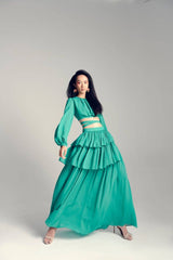 Robe longue en soie découpée avec manches longues bouffantes, jupe à volants et détails plissés pour les occasions spéciales