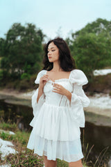 Mini-robe corset en soie à manches bouffantes, dos lacé et jupe à volants pour des journées d'été romantiques