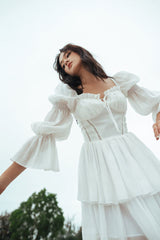 Mini-robe corset en soie à manches bouffantes, dos lacé et jupe à volants pour des journées d'été romantiques