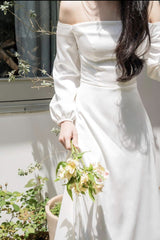 Robe longue en soie à épaules dénudées, manches longues et silhouette drapée flatteuse