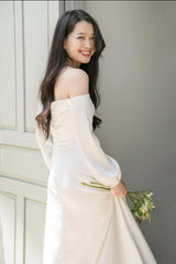 Robe longue en soie à épaules dénudées, manches longues et silhouette drapée flatteuse