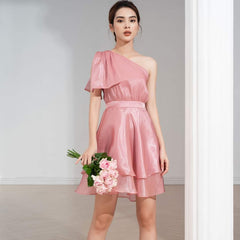Mini-robe asymétrique superposée en soie brillante avec ourlet évasé et taille ajustée