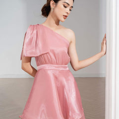 Mini-robe asymétrique superposée en soie brillante avec ourlet évasé et taille ajustée