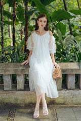 Robe mi-longue en organza à épaules dénudées, manches à volants et coupe fluide