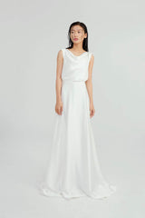 Robe élégante en soie avec décolleté drapé et détails dans le dos pour une tenue de soirée intemporelle