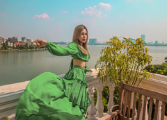 Robe longue en soie dos nu avec manches longues bouffantes, jupe plissée et ceinture à nouer pour des événements élégants