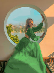 Robe longue en soie dos nu avec manches longues bouffantes, jupe plissée et ceinture à nouer pour des événements élégants