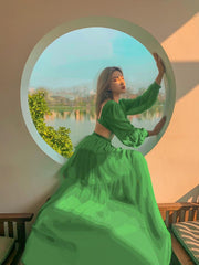 Robe longue en soie dos nu avec manches longues bouffantes, jupe plissée et ceinture à nouer pour des événements élégants