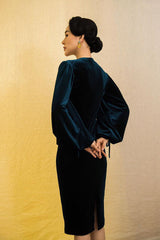 Velvet midi dress with voluminous long sleeves and structured V-neckline for evening wear