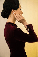 Elegant velvet midi dress with pearl-button accents and long sleeves for evening occasions