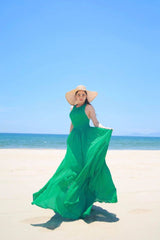 Robe longue fluide en lin avec dos croisé et jupe à volants pour un style estival sans effort
