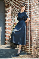 Robe mi-longue en lin à taille froncée, manches bouffantes et fermeture éclair au dos