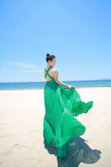 Robe longue fluide en lin avec dos croisé et jupe à volants pour un style estival sans effort