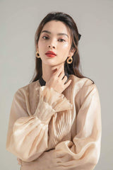 丝绸衬衫，正面有褶饰，袖子宽大，展现精致的女性风格