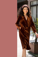 Robe midi en velours sur mesure avec revers structurés et manches longues pour des occasions élégantes
