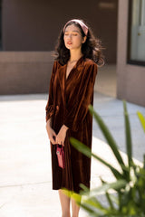 Robe midi en velours sur mesure avec revers structurés et manches longues pour des occasions élégantes