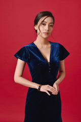 Robe midi en velours avec décolleté en V, manches flottantes et ornement de boutons sur le devant