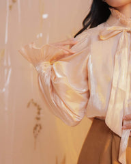Jupe midi en soie à plis structurés et taille haute pour une silhouette féminine soignée