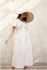 Robe midi en lin avec col en V, boutonnée sur le devant et découpe dans le dos