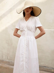 Robe midi en lin avec col en V, boutonnée sur le devant et découpe dans le dos