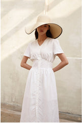 Robe midi en lin avec col en V, boutonnée sur le devant et découpe dans le dos