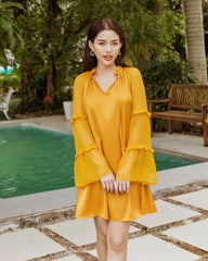 Robe asymétrique en soie à volants et col bénitier