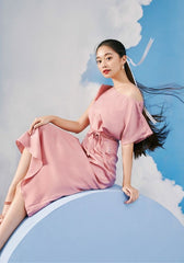 Robe mi-longue en soie à épaules dénudées, avec lien à la taille et manches flottantes