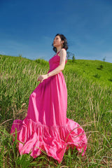 Robe longue élégante en lin plissé avec dos ouvert et ourlet à volants pour un style estival sans effort