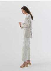 女士剪裁亚麻休闲西服，带缺口翻领和前盖口袋
