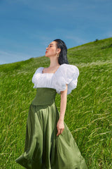 Robe élégante en lin à épaules dénudées, manches bouffantes et ourlet fluide asymétrique