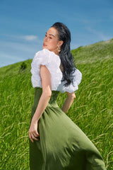 Robe élégante en lin à épaules dénudées, manches bouffantes et ourlet fluide asymétrique