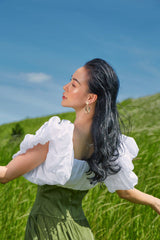 Robe élégante en lin à épaules dénudées, manches bouffantes et ourlet fluide asymétrique