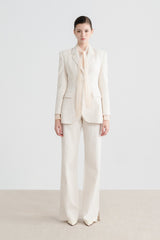 Blazer à revers crantés sur mesure avec épaules pointues et poches à rabat pour un style formel