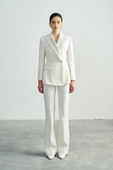 Blazer en tissu de costume sur mesure avec revers en pointe et boutonnage croisé sur le devant