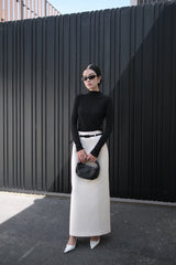 Haut en tricot à manches longues avec encolure montante et détails de couture pour un style minimaliste structuré