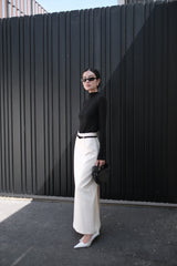Haut en tricot à manches longues avec encolure montante et détails de couture pour un style minimaliste structuré