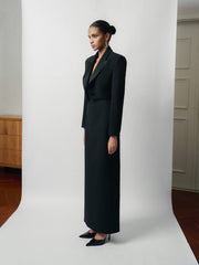 Veste courte sur mesure avec revers pointus et silhouette d'épaule structurée