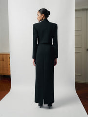 Veste courte sur mesure avec revers pointus et silhouette d'épaule structurée