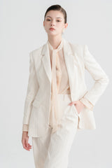 Blazer à revers crantés sur mesure avec épaules pointues et poches à rabat pour un style formel