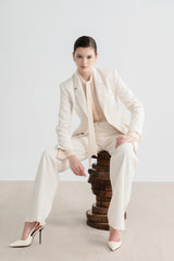 Blazer à revers crantés sur mesure avec épaules pointues et poches à rabat pour un style formel